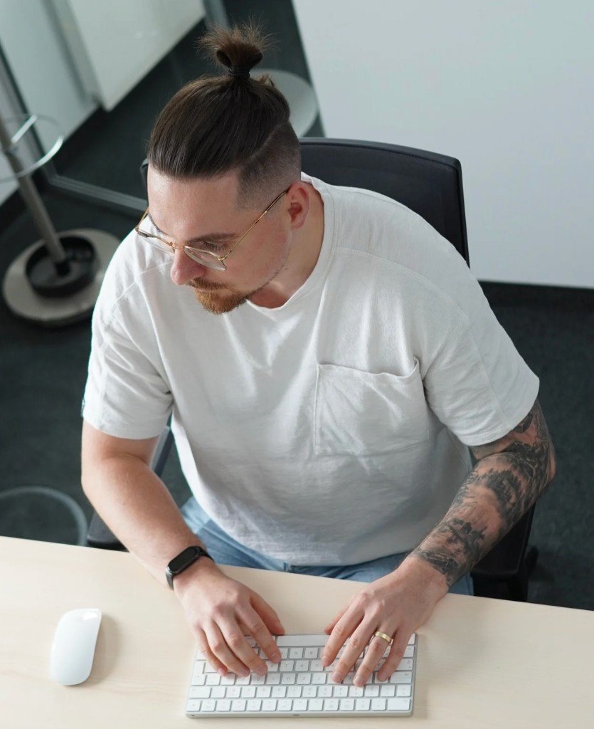 Valerii Novokhyzhnii am Laptop – Webentwicklung und Beratung in Baden-Württemberg
